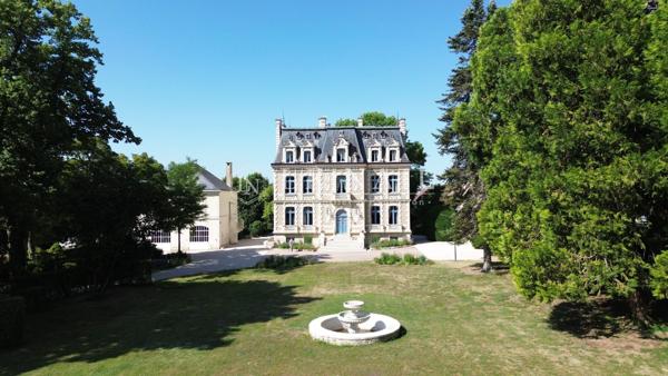 Majestueux château napoléonien sur 4ha avec activité professionnelle en Touraine