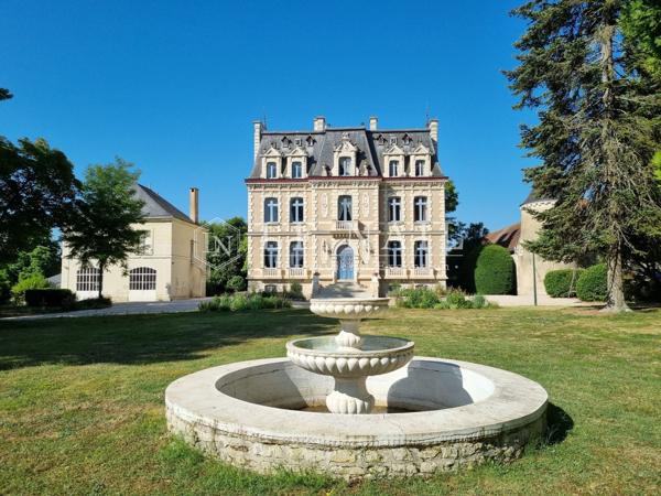 Majestueux château napoléonien sur 4ha avec activité professionnelle en Touraine