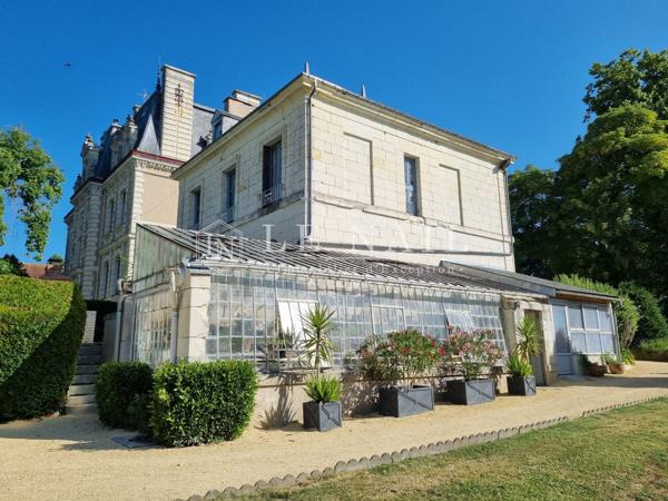 Majestueux château napoléonien sur 4ha avec activité professionnelle en Touraine