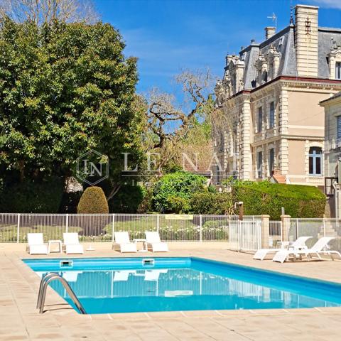 Majestueux château napoléonien sur 4ha avec activité professionnelle en Touraine