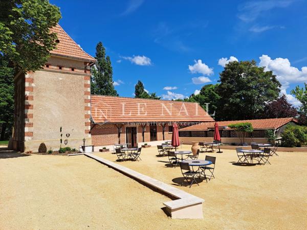 Majestueux château napoléonien sur 4ha avec activité professionnelle en Touraine