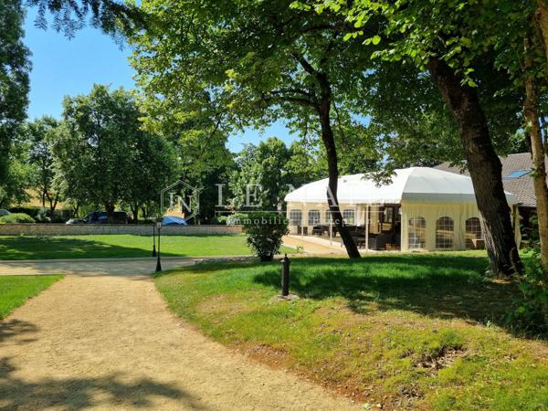 Majestueux château napoléonien sur 4ha avec activité professionnelle en Touraine