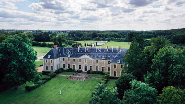 Beau château des XVIIe et XVIIIe siècles, Monument Historique, aux confins du Maine et de l'Anjou