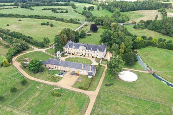 Beau château des XVIIe et XVIIIe siècles, Monument Historique, aux confins du Maine et de l'Anjou