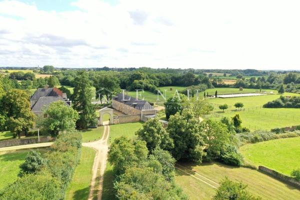Beau château des XVIIe et XVIIIe siècles, Monument Historique, aux confins du Maine et de l'Anjou