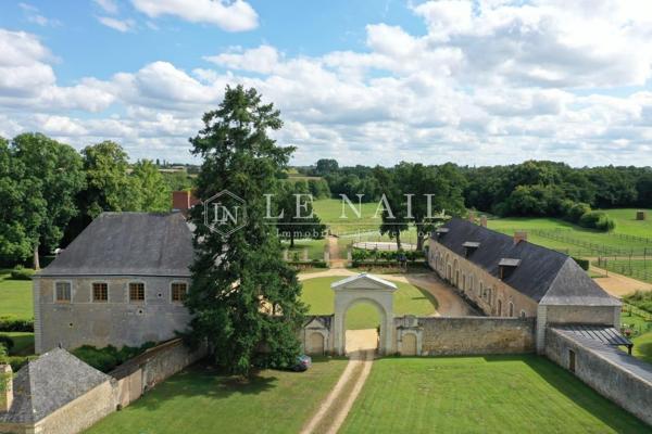 Beau château des XVIIe et XVIIIe siècles, Monument Historique, aux confins du Maine et de l'Anjou