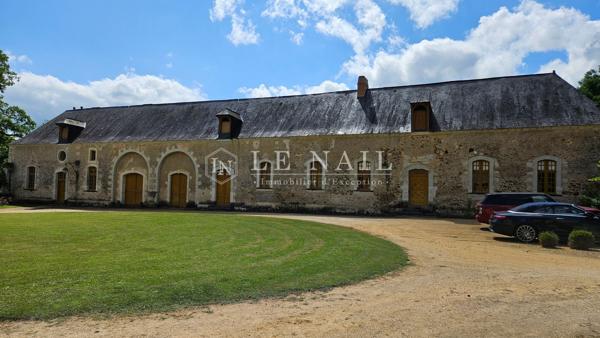 Beau château des XVIIe et XVIIIe siècles, Monument Historique, aux confins du Maine et de l'Anjou