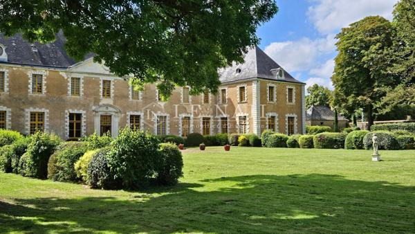 Beau château des XVIIe et XVIIIe siècles, Monument Historique, aux confins du Maine et de l'Anjou