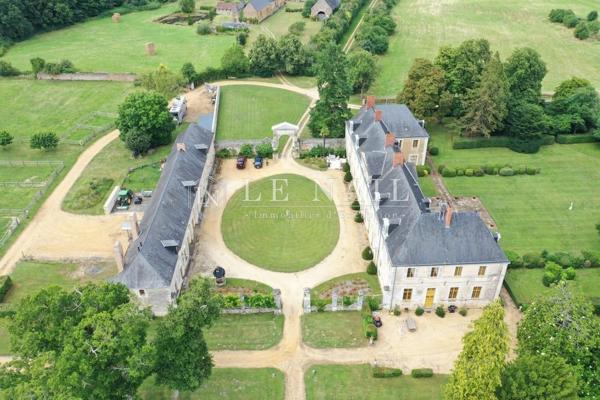 Beau château des XVIIe et XVIIIe siècles, Monument Historique, aux confins du Maine et de l'Anjou