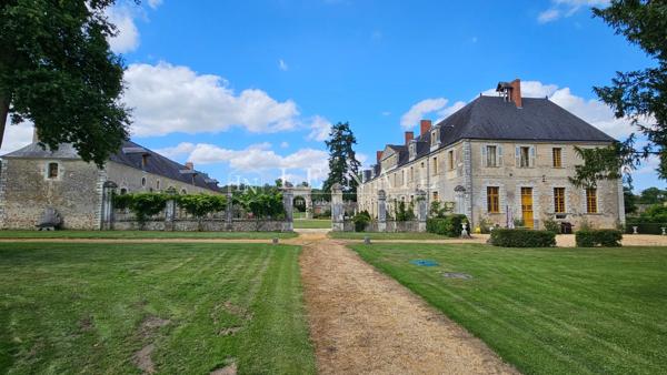 Beau château des XVIIe et XVIIIe siècles, Monument Historique, aux confins du Maine et de l'Anjou