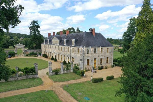 Beau château des XVIIe et XVIIIe siècles, Monument Historique, aux confins du Maine et de l'Anjou