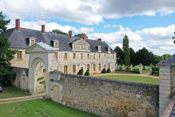 Beau château des XVIIe et XVIIIe siècles, Monument Historique, aux confins du Maine et de l'Anjou