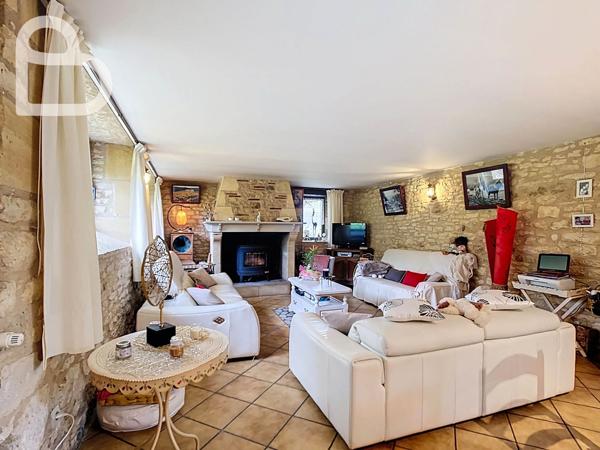 Duravel (46700) Propriété en pierre avec cour intérieure et pigeonnier