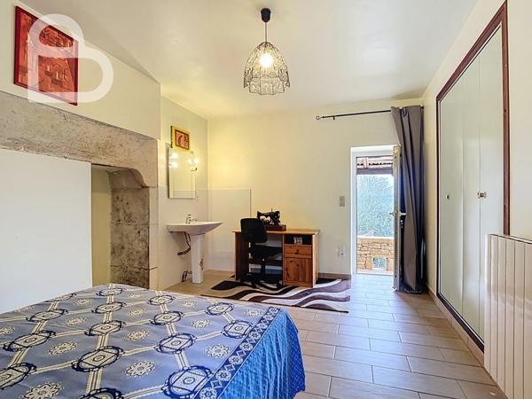 Duravel (46700) Propriété en pierre avec cour intérieure et pigeonnier