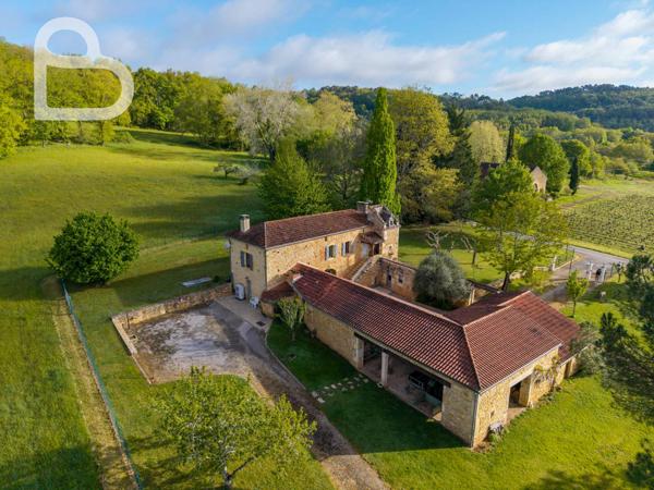 Duravel (46700) Propriété en pierre avec cour intérieure et pigeonnier