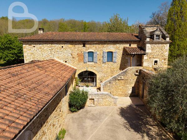 Duravel (46700) Propriété en pierre avec cour intérieure et pigeonnier