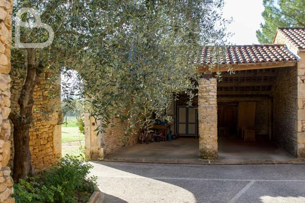 Duravel (46700) Propriété en pierre avec cour intérieure et pigeonnier