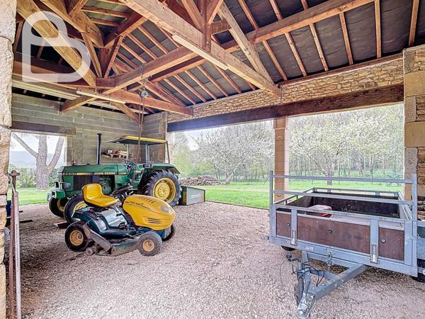 Duravel (46700) Propriété en pierre avec cour intérieure et pigeonnier