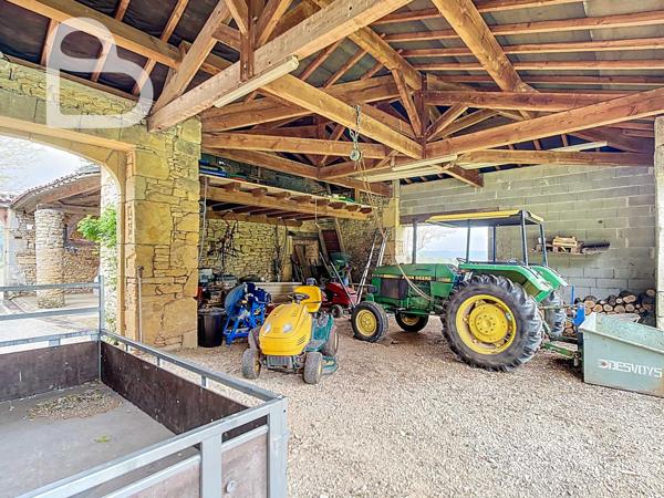 Duravel (46700) Propriété en pierre avec cour intérieure et pigeonnier