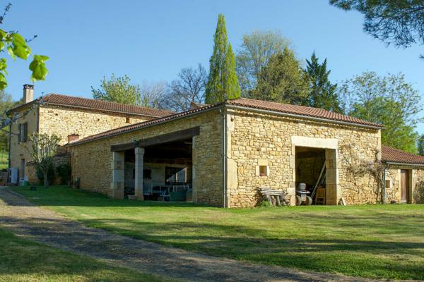 Duravel (46700) Propriété en pierre avec cour intérieure et pigeonnier