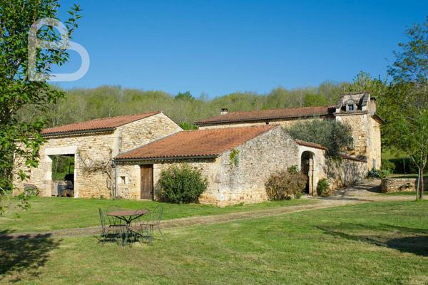 Duravel (46700) Propriété en pierre avec cour intérieure et pigeonnier