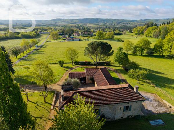 Duravel (46700) Propriété en pierre avec cour intérieure et pigeonnier