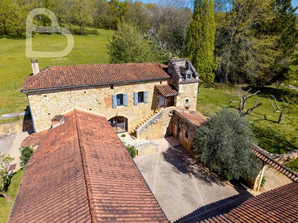 Duravel (46700) Propriété en pierre avec cour intérieure et pigeonnier