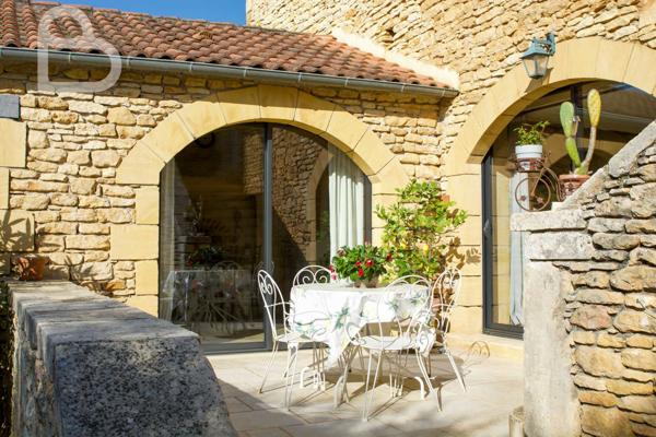 Duravel (46700) Propriété en pierre avec cour intérieure et pigeonnier