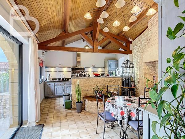 Duravel (46700) Propriété en pierre avec cour intérieure et pigeonnier