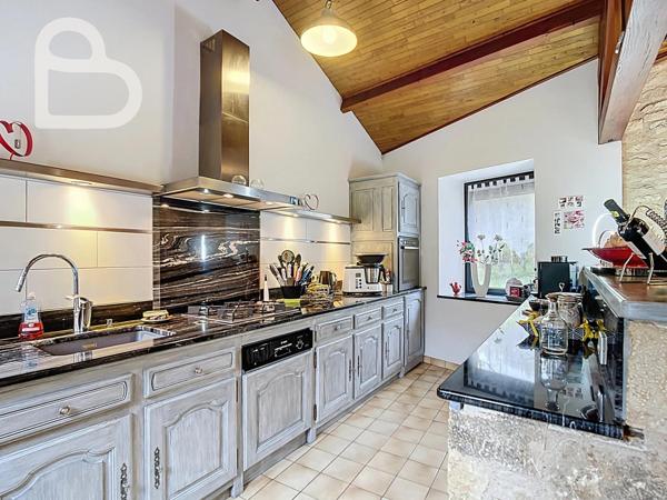 Duravel (46700) Propriété en pierre avec cour intérieure et pigeonnier