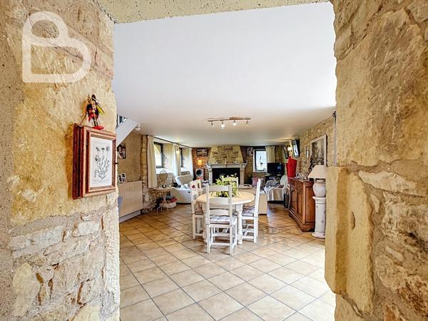 Duravel (46700) Propriété en pierre avec cour intérieure et pigeonnier