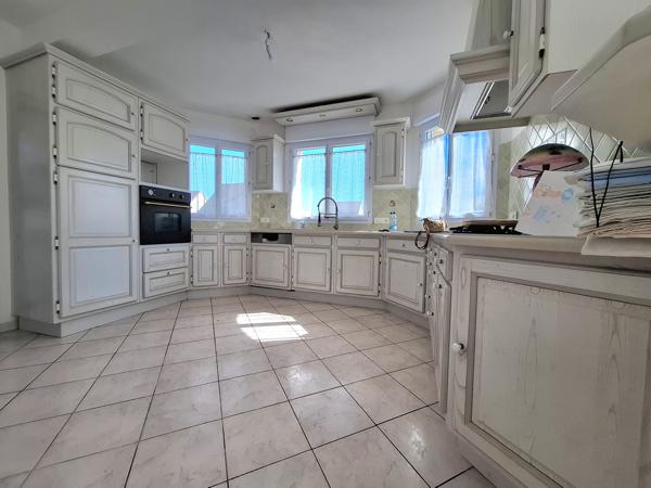 À vendre - Maison individuelle, 6 pièces située à La Chartre-sur-le-Loir (72340)