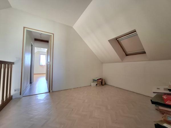 À vendre - Maison individuelle, 6 pièces située à La Chartre-sur-le-Loir (72340)