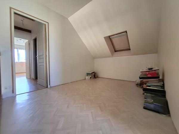 À vendre - Maison individuelle, 6 pièces située à La Chartre-sur-le-Loir (72340)