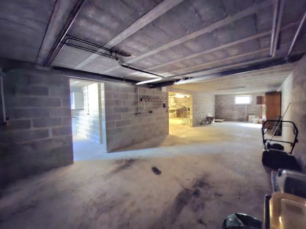 À vendre - Maison individuelle, 6 pièces située à La Chartre-sur-le-Loir (72340)