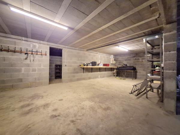 À vendre - Maison individuelle, 6 pièces située à La Chartre-sur-le-Loir (72340)