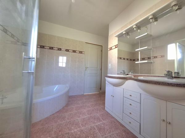 À vendre - Maison individuelle, 6 pièces située à La Chartre-sur-le-Loir (72340)