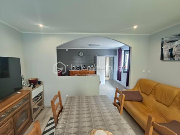 Vends Maison de Ville de type 5 de 107 m2 avec Garage et Jardinet, sis sur 137 m2 de Terrain.
Emplacement Idéal, donnant accès au Centre Ville d’un des plus Beaux Villages de France : Belvès, une commune touristique du Périgord Noir, avec toutes les commodités à pieds, boulangerie, commerces, restaurants, hôtels, marchés, hôpital, banques, assurances, médecins, pharmacie, etc .... à 5 mn de Siorac du Périgord, 10mn de Monpazier, 15 mn de Saint Cyprien, 20 mn du Bugue et 30mn de Sarlat.

Le Rez de Chaussée comprend : 1 Séjour / Cuisine de 27 m2, 1 Belle Entrée, 1 Salle d'Eau, 1 Wc Indépendant, 1 Rangement sous Escalier et 1 Garage.
Le 1er Etage comprend : 4 Chambres de 10 m2 à 19 m2 dont certaines avec Placards, 1 Salle d'Eau & Wc et Dégagement.

Le plus, 1 Jardinet / Terrasse de 37 m2.

Côté Technique : Menuiseries bois à simple vitrage, Chauffage Electrique, Assainissement collectif ( tout à l’égout ),....

Prix de vente : 141 750 € F.A.I. ( frais agent à la charge du vendeur )

Date de réalisation du diagnostic : 20/04/2026
Consommation conventionnelle : 369 kWh/m2/an
Estimation des émissions : 15 kg CO2/m2/an
Estimation des coûts annuels : 3 590 € et 4 890 € / an ( 01/2021 )
Taxe Foncière 2025 = 797 €
Les informations sur les risques auxquels ce bien est exposé sont disponibles sur le site Géorisques : www.georisques.gouv.fr

Mandat simple n° 249 973
Contactez-moi rapidement :
Eric Ravaux - EI - BSK Immobilier
Pays de Belvès et ses environs
P : 06 22 76 35 44
E mail : e.ravaux@bskimmobilier.com
Agent Commercial Indépendant RSAC n° 827 965 799 - Bergerac