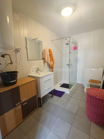 Vends Maison de Ville de type 5 de 107 m2 avec Garage et Jardinet, sis sur 137 m2 de Terrain.
Emplacement Idéal, donnant accès au Centre Ville d’un des plus Beaux Villages de France : Belvès, une commune touristique du Périgord Noir, avec toutes les commodités à pieds, boulangerie, commerces, restaurants, hôtels, marchés, hôpital, banques, assurances, médecins, pharmacie, etc .... à 5 mn de Siorac du Périgord, 10mn de Monpazier, 15 mn de Saint Cyprien, 20 mn du Bugue et 30mn de Sarlat.

Le Rez de Chaussée comprend : 1 Séjour / Cuisine de 27 m2, 1 Belle Entrée, 1 Salle d'Eau, 1 Wc Indépendant, 1 Rangement sous Escalier et 1 Garage.
Le 1er Etage comprend : 4 Chambres de 10 m2 à 19 m2 dont certaines avec Placards, 1 Salle d'Eau & Wc et Dégagement.

Le plus, 1 Jardinet / Terrasse de 37 m2.

Côté Technique : Menuiseries bois à simple vitrage, Chauffage Electrique, Assainissement collectif ( tout à l’égout ),....

Prix de vente : 141 750 € F.A.I. ( frais agent à la charge du vendeur )

Date de réalisation du diagnostic : 20/04/2026
Consommation conventionnelle : 369 kWh/m2/an
Estimation des émissions : 15 kg CO2/m2/an
Estimation des coûts annuels : 3 590 € et 4 890 € / an ( 01/2021 )
Taxe Foncière 2025 = 797 €
Les informations sur les risques auxquels ce bien est exposé sont disponibles sur le site Géorisques : www.georisques.gouv.fr

Mandat simple n° 249 973
Contactez-moi rapidement :
Eric Ravaux - EI - BSK Immobilier
Pays de Belvès et ses environs
P : 06 22 76 35 44
E mail : e.ravaux@bskimmobilier.com
Agent Commercial Indépendant RSAC n° 827 965 799 - Bergerac