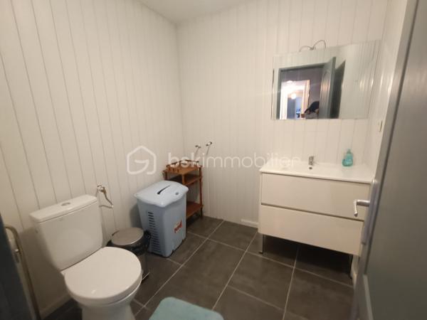 Vends Maison de Ville de type 5 de 107 m2 avec Garage et Jardinet, sis sur 137 m2 de Terrain.
Emplacement Idéal, donnant accès au Centre Ville d’un des plus Beaux Villages de France : Belvès, une commune touristique du Périgord Noir, avec toutes les commodités à pieds, boulangerie, commerces, restaurants, hôtels, marchés, hôpital, banques, assurances, médecins, pharmacie, etc .... à 5 mn de Siorac du Périgord, 10mn de Monpazier, 15 mn de Saint Cyprien, 20 mn du Bugue et 30mn de Sarlat.

Le Rez de Chaussée comprend : 1 Séjour / Cuisine de 27 m2, 1 Belle Entrée, 1 Salle d'Eau, 1 Wc Indépendant, 1 Rangement sous Escalier et 1 Garage.
Le 1er Etage comprend : 4 Chambres de 10 m2 à 19 m2 dont certaines avec Placards, 1 Salle d'Eau & Wc et Dégagement.

Le plus, 1 Jardinet / Terrasse de 37 m2.

Côté Technique : Menuiseries bois à simple vitrage, Chauffage Electrique, Assainissement collectif ( tout à l’égout ),....

Prix de vente : 141 750 € F.A.I. ( frais agent à la charge du vendeur )

Date de réalisation du diagnostic : 20/04/2026
Consommation conventionnelle : 369 kWh/m2/an
Estimation des émissions : 15 kg CO2/m2/an
Estimation des coûts annuels : 3 590 € et 4 890 € / an ( 01/2021 )
Taxe Foncière 2025 = 797 €
Les informations sur les risques auxquels ce bien est exposé sont disponibles sur le site Géorisques : www.georisques.gouv.fr

Mandat simple n° 249 973
Contactez-moi rapidement :
Eric Ravaux - EI - BSK Immobilier
Pays de Belvès et ses environs
P : 06 22 76 35 44
E mail : e.ravaux@bskimmobilier.com
Agent Commercial Indépendant RSAC n° 827 965 799 - Bergerac