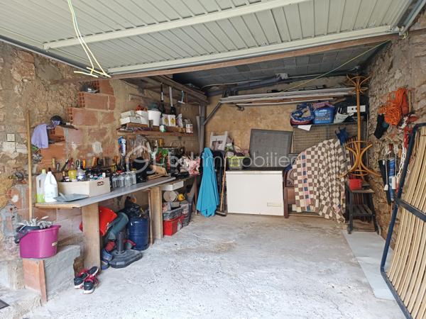 Vends Maison de Ville de type 5 de 107 m2 avec Garage et Jardinet, sis sur 137 m2 de Terrain.
Emplacement Idéal, donnant accès au Centre Ville d’un des plus Beaux Villages de France : Belvès, une commune touristique du Périgord Noir, avec toutes les commodités à pieds, boulangerie, commerces, restaurants, hôtels, marchés, hôpital, banques, assurances, médecins, pharmacie, etc .... à 5 mn de Siorac du Périgord, 10mn de Monpazier, 15 mn de Saint Cyprien, 20 mn du Bugue et 30mn de Sarlat.

Le Rez de Chaussée comprend : 1 Séjour / Cuisine de 27 m2, 1 Belle Entrée, 1 Salle d'Eau, 1 Wc Indépendant, 1 Rangement sous Escalier et 1 Garage.
Le 1er Etage comprend : 4 Chambres de 10 m2 à 19 m2 dont certaines avec Placards, 1 Salle d'Eau & Wc et Dégagement.

Le plus, 1 Jardinet / Terrasse de 37 m2.

Côté Technique : Menuiseries bois à simple vitrage, Chauffage Electrique, Assainissement collectif ( tout à l’égout ),....

Prix de vente : 141 750 € F.A.I. ( frais agent à la charge du vendeur )

Date de réalisation du diagnostic : 20/04/2026
Consommation conventionnelle : 369 kWh/m2/an
Estimation des émissions : 15 kg CO2/m2/an
Estimation des coûts annuels : 3 590 € et 4 890 € / an ( 01/2021 )
Taxe Foncière 2025 = 797 €
Les informations sur les risques auxquels ce bien est exposé sont disponibles sur le site Géorisques : www.georisques.gouv.fr

Mandat simple n° 249 973
Contactez-moi rapidement :
Eric Ravaux - EI - BSK Immobilier
Pays de Belvès et ses environs
P : 06 22 76 35 44
E mail : e.ravaux@bskimmobilier.com
Agent Commercial Indépendant RSAC n° 827 965 799 - Bergerac