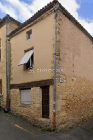 Vends Maison de Ville de type 5 de 107 m2 avec Garage et Jardinet, sis sur 137 m2 de Terrain.
Emplacement Idéal, donnant accès au Centre Ville d’un des plus Beaux Villages de France : Belvès, une commune touristique du Périgord Noir, avec toutes les commodités à pieds, boulangerie, commerces, restaurants, hôtels, marchés, hôpital, banques, assurances, médecins, pharmacie, etc .... à 5 mn de Siorac du Périgord, 10mn de Monpazier, 15 mn de Saint Cyprien, 20 mn du Bugue et 30mn de Sarlat.

Le Rez de Chaussée comprend : 1 Séjour / Cuisine de 27 m2, 1 Belle Entrée, 1 Salle d'Eau, 1 Wc Indépendant, 1 Rangement sous Escalier et 1 Garage.
Le 1er Etage comprend : 4 Chambres de 10 m2 à 19 m2 dont certaines avec Placards, 1 Salle d'Eau & Wc et Dégagement.

Le plus, 1 Jardinet / Terrasse de 37 m2.

Côté Technique : Menuiseries bois à simple vitrage, Chauffage Electrique, Assainissement collectif ( tout à l’égout ),....

Prix de vente : 141 750 € F.A.I. ( frais agent à la charge du vendeur )

Date de réalisation du diagnostic : 20/04/2026
Consommation conventionnelle : 369 kWh/m2/an
Estimation des émissions : 15 kg CO2/m2/an
Estimation des coûts annuels : 3 590 € et 4 890 € / an ( 01/2021 )
Taxe Foncière 2025 = 797 €
Les informations sur les risques auxquels ce bien est exposé sont disponibles sur le site Géorisques : www.georisques.gouv.fr

Mandat simple n° 249 973
Contactez-moi rapidement :
Eric Ravaux - EI - BSK Immobilier
Pays de Belvès et ses environs
P : 06 22 76 35 44
E mail : e.ravaux@bskimmobilier.com
Agent Commercial Indépendant RSAC n° 827 965 799 - Bergerac