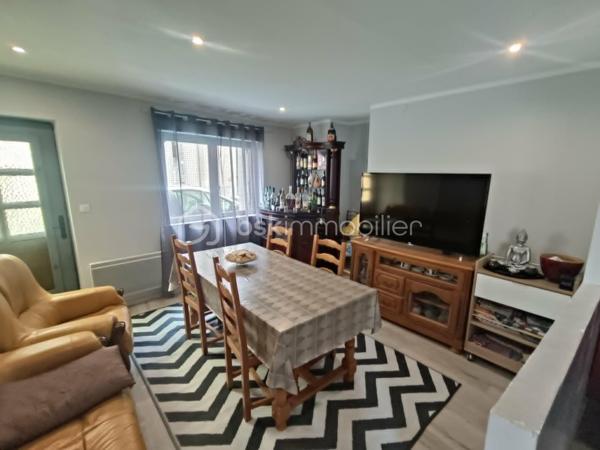 Vends Maison de Ville de type 5 de 107 m2 avec Garage et Jardinet, sis sur 137 m2 de Terrain.
Emplacement Idéal, donnant accès au Centre Ville d’un des plus Beaux Villages de France : Belvès, une commune touristique du Périgord Noir, avec toutes les commodités à pieds, boulangerie, commerces, restaurants, hôtels, marchés, hôpital, banques, assurances, médecins, pharmacie, etc .... à 5 mn de Siorac du Périgord, 10mn de Monpazier, 15 mn de Saint Cyprien, 20 mn du Bugue et 30mn de Sarlat.

Le Rez de Chaussée comprend : 1 Séjour / Cuisine de 27 m2, 1 Belle Entrée, 1 Salle d'Eau, 1 Wc Indépendant, 1 Rangement sous Escalier et 1 Garage.
Le 1er Etage comprend : 4 Chambres de 10 m2 à 19 m2 dont certaines avec Placards, 1 Salle d'Eau & Wc et Dégagement.

Le plus, 1 Jardinet / Terrasse de 37 m2.

Côté Technique : Menuiseries bois à simple vitrage, Chauffage Electrique, Assainissement collectif ( tout à l’égout ),....

Prix de vente : 141 750 € F.A.I. ( frais agent à la charge du vendeur )

Date de réalisation du diagnostic : 20/04/2026
Consommation conventionnelle : 369 kWh/m2/an
Estimation des émissions : 15 kg CO2/m2/an
Estimation des coûts annuels : 3 590 € et 4 890 € / an ( 01/2021 )
Taxe Foncière 2025 = 797 €
Les informations sur les risques auxquels ce bien est exposé sont disponibles sur le site Géorisques : www.georisques.gouv.fr

Mandat simple n° 249 973
Contactez-moi rapidement :
Eric Ravaux - EI - BSK Immobilier
Pays de Belvès et ses environs
P : 06 22 76 35 44
E mail : e.ravaux@bskimmobilier.com
Agent Commercial Indépendant RSAC n° 827 965 799 - Bergerac