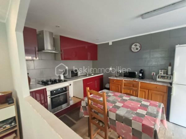 Vends Maison de Ville de type 5 de 107 m2 avec Garage et Jardinet, sis sur 137 m2 de Terrain.
Emplacement Idéal, donnant accès au Centre Ville d’un des plus Beaux Villages de France : Belvès, une commune touristique du Périgord Noir, avec toutes les commodités à pieds, boulangerie, commerces, restaurants, hôtels, marchés, hôpital, banques, assurances, médecins, pharmacie, etc .... à 5 mn de Siorac du Périgord, 10mn de Monpazier, 15 mn de Saint Cyprien, 20 mn du Bugue et 30mn de Sarlat.

Le Rez de Chaussée comprend : 1 Séjour / Cuisine de 27 m2, 1 Belle Entrée, 1 Salle d'Eau, 1 Wc Indépendant, 1 Rangement sous Escalier et 1 Garage.
Le 1er Etage comprend : 4 Chambres de 10 m2 à 19 m2 dont certaines avec Placards, 1 Salle d'Eau & Wc et Dégagement.

Le plus, 1 Jardinet / Terrasse de 37 m2.

Côté Technique : Menuiseries bois à simple vitrage, Chauffage Electrique, Assainissement collectif ( tout à l’égout ),....

Prix de vente : 141 750 € F.A.I. ( frais agent à la charge du vendeur )

Date de réalisation du diagnostic : 20/04/2026
Consommation conventionnelle : 369 kWh/m2/an
Estimation des émissions : 15 kg CO2/m2/an
Estimation des coûts annuels : 3 590 € et 4 890 € / an ( 01/2021 )
Taxe Foncière 2025 = 797 €
Les informations sur les risques auxquels ce bien est exposé sont disponibles sur le site Géorisques : www.georisques.gouv.fr

Mandat simple n° 249 973
Contactez-moi rapidement :
Eric Ravaux - EI - BSK Immobilier
Pays de Belvès et ses environs
P : 06 22 76 35 44
E mail : e.ravaux@bskimmobilier.com
Agent Commercial Indépendant RSAC n° 827 965 799 - Bergerac