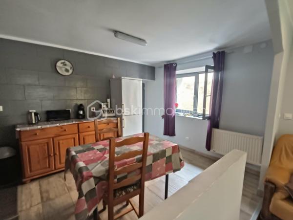 Vends Maison de Ville de type 5 de 107 m2 avec Garage et Jardinet, sis sur 137 m2 de Terrain.
Emplacement Idéal, donnant accès au Centre Ville d’un des plus Beaux Villages de France : Belvès, une commune touristique du Périgord Noir, avec toutes les commodités à pieds, boulangerie, commerces, restaurants, hôtels, marchés, hôpital, banques, assurances, médecins, pharmacie, etc .... à 5 mn de Siorac du Périgord, 10mn de Monpazier, 15 mn de Saint Cyprien, 20 mn du Bugue et 30mn de Sarlat.

Le Rez de Chaussée comprend : 1 Séjour / Cuisine de 27 m2, 1 Belle Entrée, 1 Salle d'Eau, 1 Wc Indépendant, 1 Rangement sous Escalier et 1 Garage.
Le 1er Etage comprend : 4 Chambres de 10 m2 à 19 m2 dont certaines avec Placards, 1 Salle d'Eau & Wc et Dégagement.

Le plus, 1 Jardinet / Terrasse de 37 m2.

Côté Technique : Menuiseries bois à simple vitrage, Chauffage Electrique, Assainissement collectif ( tout à l’égout ),....

Prix de vente : 141 750 € F.A.I. ( frais agent à la charge du vendeur )

Date de réalisation du diagnostic : 20/04/2026
Consommation conventionnelle : 369 kWh/m2/an
Estimation des émissions : 15 kg CO2/m2/an
Estimation des coûts annuels : 3 590 € et 4 890 € / an ( 01/2021 )
Taxe Foncière 2025 = 797 €
Les informations sur les risques auxquels ce bien est exposé sont disponibles sur le site Géorisques : www.georisques.gouv.fr

Mandat simple n° 249 973
Contactez-moi rapidement :
Eric Ravaux - EI - BSK Immobilier
Pays de Belvès et ses environs
P : 06 22 76 35 44
E mail : e.ravaux@bskimmobilier.com
Agent Commercial Indépendant RSAC n° 827 965 799 - Bergerac