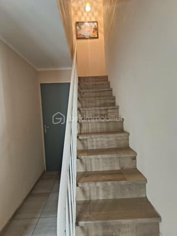 Vends Maison de Ville de type 5 de 107 m2 avec Garage et Jardinet, sis sur 137 m2 de Terrain.
Emplacement Idéal, donnant accès au Centre Ville d’un des plus Beaux Villages de France : Belvès, une commune touristique du Périgord Noir, avec toutes les commodités à pieds, boulangerie, commerces, restaurants, hôtels, marchés, hôpital, banques, assurances, médecins, pharmacie, etc .... à 5 mn de Siorac du Périgord, 10mn de Monpazier, 15 mn de Saint Cyprien, 20 mn du Bugue et 30mn de Sarlat.

Le Rez de Chaussée comprend : 1 Séjour / Cuisine de 27 m2, 1 Belle Entrée, 1 Salle d'Eau, 1 Wc Indépendant, 1 Rangement sous Escalier et 1 Garage.
Le 1er Etage comprend : 4 Chambres de 10 m2 à 19 m2 dont certaines avec Placards, 1 Salle d'Eau & Wc et Dégagement.

Le plus, 1 Jardinet / Terrasse de 37 m2.

Côté Technique : Menuiseries bois à simple vitrage, Chauffage Electrique, Assainissement collectif ( tout à l’égout ),....

Prix de vente : 141 750 € F.A.I. ( frais agent à la charge du vendeur )

Date de réalisation du diagnostic : 20/04/2026
Consommation conventionnelle : 369 kWh/m2/an
Estimation des émissions : 15 kg CO2/m2/an
Estimation des coûts annuels : 3 590 € et 4 890 € / an ( 01/2021 )
Taxe Foncière 2025 = 797 €
Les informations sur les risques auxquels ce bien est exposé sont disponibles sur le site Géorisques : www.georisques.gouv.fr

Mandat simple n° 249 973
Contactez-moi rapidement :
Eric Ravaux - EI - BSK Immobilier
Pays de Belvès et ses environs
P : 06 22 76 35 44
E mail : e.ravaux@bskimmobilier.com
Agent Commercial Indépendant RSAC n° 827 965 799 - Bergerac