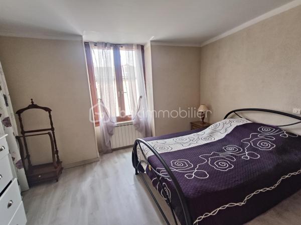 Vends Maison de Ville de type 5 de 107 m2 avec Garage et Jardinet, sis sur 137 m2 de Terrain.
Emplacement Idéal, donnant accès au Centre Ville d’un des plus Beaux Villages de France : Belvès, une commune touristique du Périgord Noir, avec toutes les commodités à pieds, boulangerie, commerces, restaurants, hôtels, marchés, hôpital, banques, assurances, médecins, pharmacie, etc .... à 5 mn de Siorac du Périgord, 10mn de Monpazier, 15 mn de Saint Cyprien, 20 mn du Bugue et 30mn de Sarlat.

Le Rez de Chaussée comprend : 1 Séjour / Cuisine de 27 m2, 1 Belle Entrée, 1 Salle d'Eau, 1 Wc Indépendant, 1 Rangement sous Escalier et 1 Garage.
Le 1er Etage comprend : 4 Chambres de 10 m2 à 19 m2 dont certaines avec Placards, 1 Salle d'Eau & Wc et Dégagement.

Le plus, 1 Jardinet / Terrasse de 37 m2.

Côté Technique : Menuiseries bois à simple vitrage, Chauffage Electrique, Assainissement collectif ( tout à l’égout ),....

Prix de vente : 141 750 € F.A.I. ( frais agent à la charge du vendeur )

Date de réalisation du diagnostic : 20/04/2026
Consommation conventionnelle : 369 kWh/m2/an
Estimation des émissions : 15 kg CO2/m2/an
Estimation des coûts annuels : 3 590 € et 4 890 € / an ( 01/2021 )
Taxe Foncière 2025 = 797 €
Les informations sur les risques auxquels ce bien est exposé sont disponibles sur le site Géorisques : www.georisques.gouv.fr

Mandat simple n° 249 973
Contactez-moi rapidement :
Eric Ravaux - EI - BSK Immobilier
Pays de Belvès et ses environs
P : 06 22 76 35 44
E mail : e.ravaux@bskimmobilier.com
Agent Commercial Indépendant RSAC n° 827 965 799 - Bergerac