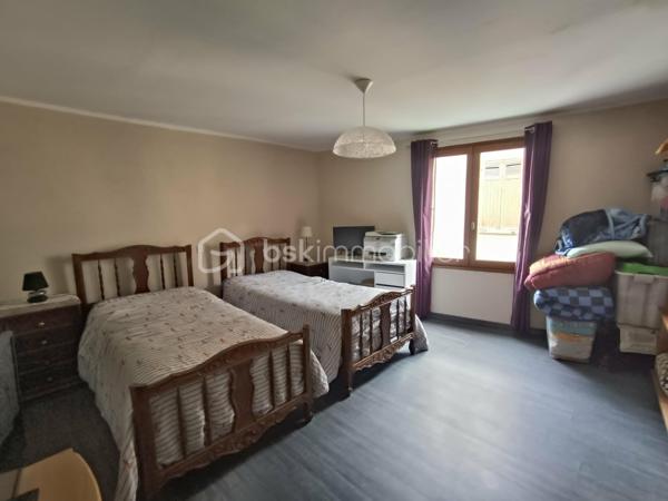 Vends Maison de Ville de type 5 de 107 m2 avec Garage et Jardinet, sis sur 137 m2 de Terrain.
Emplacement Idéal, donnant accès au Centre Ville d’un des plus Beaux Villages de France : Belvès, une commune touristique du Périgord Noir, avec toutes les commodités à pieds, boulangerie, commerces, restaurants, hôtels, marchés, hôpital, banques, assurances, médecins, pharmacie, etc .... à 5 mn de Siorac du Périgord, 10mn de Monpazier, 15 mn de Saint Cyprien, 20 mn du Bugue et 30mn de Sarlat.

Le Rez de Chaussée comprend : 1 Séjour / Cuisine de 27 m2, 1 Belle Entrée, 1 Salle d'Eau, 1 Wc Indépendant, 1 Rangement sous Escalier et 1 Garage.
Le 1er Etage comprend : 4 Chambres de 10 m2 à 19 m2 dont certaines avec Placards, 1 Salle d'Eau & Wc et Dégagement.

Le plus, 1 Jardinet / Terrasse de 37 m2.

Côté Technique : Menuiseries bois à simple vitrage, Chauffage Electrique, Assainissement collectif ( tout à l’égout ),....

Prix de vente : 141 750 € F.A.I. ( frais agent à la charge du vendeur )

Date de réalisation du diagnostic : 20/04/2026
Consommation conventionnelle : 369 kWh/m2/an
Estimation des émissions : 15 kg CO2/m2/an
Estimation des coûts annuels : 3 590 € et 4 890 € / an ( 01/2021 )
Taxe Foncière 2025 = 797 €
Les informations sur les risques auxquels ce bien est exposé sont disponibles sur le site Géorisques : www.georisques.gouv.fr

Mandat simple n° 249 973
Contactez-moi rapidement :
Eric Ravaux - EI - BSK Immobilier
Pays de Belvès et ses environs
P : 06 22 76 35 44
E mail : e.ravaux@bskimmobilier.com
Agent Commercial Indépendant RSAC n° 827 965 799 - Bergerac