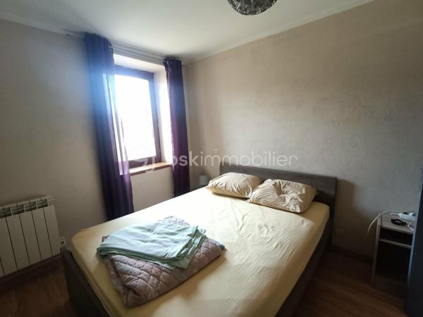 Vends Maison de Ville de type 5 de 107 m2 avec Garage et Jardinet, sis sur 137 m2 de Terrain.
Emplacement Idéal, donnant accès au Centre Ville d’un des plus Beaux Villages de France : Belvès, une commune touristique du Périgord Noir, avec toutes les commodités à pieds, boulangerie, commerces, restaurants, hôtels, marchés, hôpital, banques, assurances, médecins, pharmacie, etc .... à 5 mn de Siorac du Périgord, 10mn de Monpazier, 15 mn de Saint Cyprien, 20 mn du Bugue et 30mn de Sarlat.

Le Rez de Chaussée comprend : 1 Séjour / Cuisine de 27 m2, 1 Belle Entrée, 1 Salle d'Eau, 1 Wc Indépendant, 1 Rangement sous Escalier et 1 Garage.
Le 1er Etage comprend : 4 Chambres de 10 m2 à 19 m2 dont certaines avec Placards, 1 Salle d'Eau & Wc et Dégagement.

Le plus, 1 Jardinet / Terrasse de 37 m2.

Côté Technique : Menuiseries bois à simple vitrage, Chauffage Electrique, Assainissement collectif ( tout à l’égout ),....

Prix de vente : 141 750 € F.A.I. ( frais agent à la charge du vendeur )

Date de réalisation du diagnostic : 20/04/2026
Consommation conventionnelle : 369 kWh/m2/an
Estimation des émissions : 15 kg CO2/m2/an
Estimation des coûts annuels : 3 590 € et 4 890 € / an ( 01/2021 )
Taxe Foncière 2025 = 797 €
Les informations sur les risques auxquels ce bien est exposé sont disponibles sur le site Géorisques : www.georisques.gouv.fr

Mandat simple n° 249 973
Contactez-moi rapidement :
Eric Ravaux - EI - BSK Immobilier
Pays de Belvès et ses environs
P : 06 22 76 35 44
E mail : e.ravaux@bskimmobilier.com
Agent Commercial Indépendant RSAC n° 827 965 799 - Bergerac