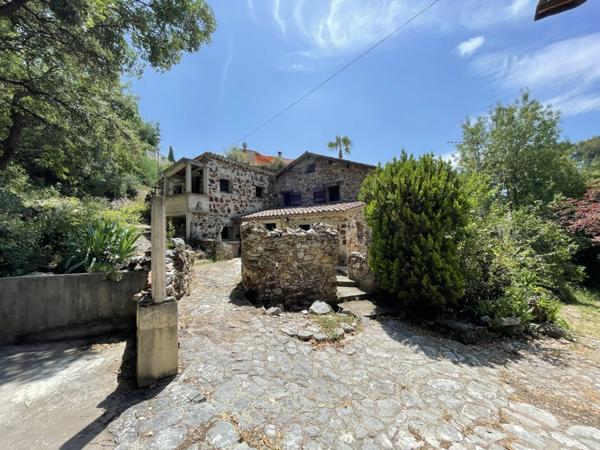 A RECONSTRUIRE Maison d'environ 100 m2 SUR 1156 m2 de terrain.